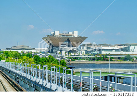 東京國際展覽中心附近的東京新交通百合海鷗線列車車窗景觀 東京國際展覽中心附近的東京新交通百合海鷗線列車車窗景觀 130117338