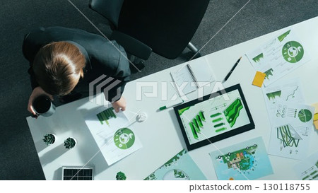 Top view of manager walk around meeting table with green business. Alimentation. 130118755