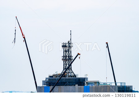 鋼塔與興建中建築物的組裝 d-2 高飽和度對比 130119811