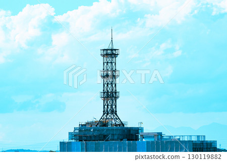 正在建造的淺色建築,鋼塔已組裝完畢 正在建造的淺色建築,鋼塔已組裝完畢 130119882