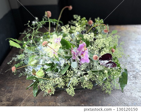 Flower arrangement in the shape of a wreath Flower arrangement in the shape of a wreath 130120150