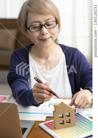 老年婦女考慮裝修房屋,開始第二人生 老年婦女考慮裝修房屋,開始第二人生 130120231