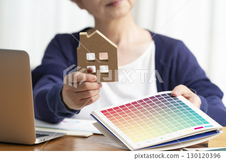 考慮房屋裝修和第二人生的老年婦女(無臉) 考慮房屋裝修和第二人生的老年婦女(無臉) 130120396