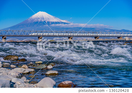 [Shizuoka Prefecture] The Shinkansen crossing the Fuji River, one of Japan's three fastest rivers, and Mount Fuji 130120428