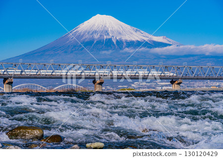 [Shizuoka Prefecture] The Shinkansen crossing the Fuji River, one of Japan's three fastest rivers, and Mount Fuji 130120429
