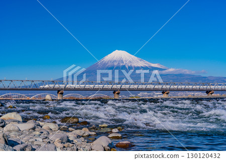 【靜岡縣】橫跨日本三大急流之一富士川的新幹線和富士山 130120432