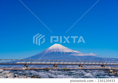 【靜岡縣】橫跨日本三大急流之一富士川的新幹線和富士山 【靜岡縣】橫跨日本三大急流之一富士川的新幹線和富士山 130120433
