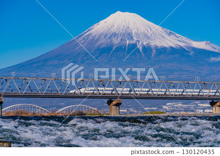 【靜岡縣】橫跨日本三大急流之一富士川的新幹線和富士山 【靜岡縣】橫跨日本三大急流之一富士川的新幹線和富士山 130120435