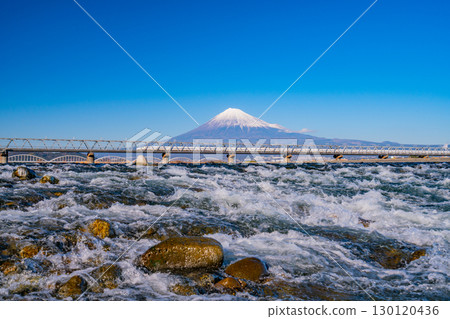 【靜岡縣】橫跨日本三大急流之一富士川的新幹線和富士山 130120436
