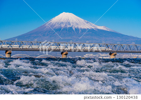 【靜岡縣】橫跨日本三大急流之一富士川的新幹線和富士山 130120438
