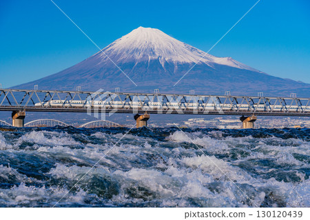 [Shizuoka Prefecture] The Shinkansen crossing the Fuji River, one of Japan's three fastest rivers, and Mount Fuji 130120439