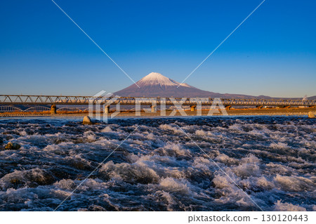 【靜岡縣】橫跨日本三大急流之一富士川的新幹線和富士山 130120443