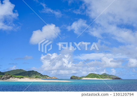 盛夏慶良間群島清澈蔚藍的海照[沖繩風景] 130120794