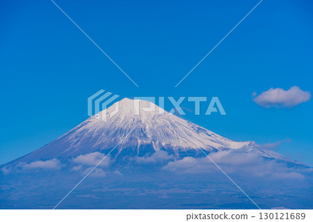 [Shizuoka Prefecture] Fresh snow on Mount Fuji 130121689