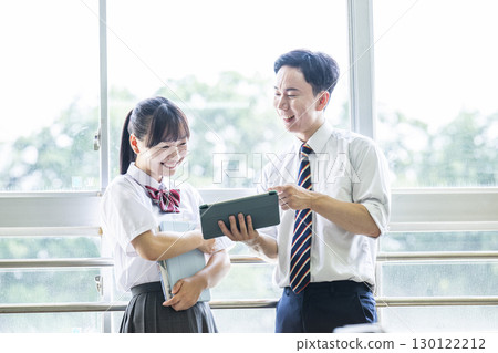 高中女孩向老師提問 130122212