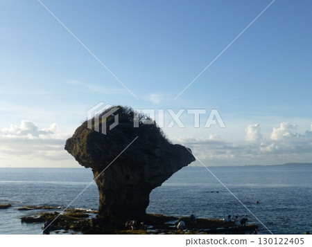 台灣屏東-05.19.2025:小琉球島(琉球鄉)海岸邊的花瓶岩 130122405