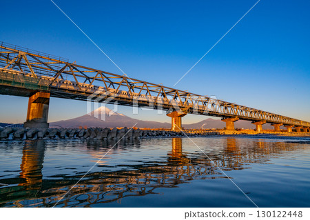 [Shizuoka Prefecture] Evening view of the Shinkansen crossing the Fujikawa Railway Bridge and Mount Fuji 130122448