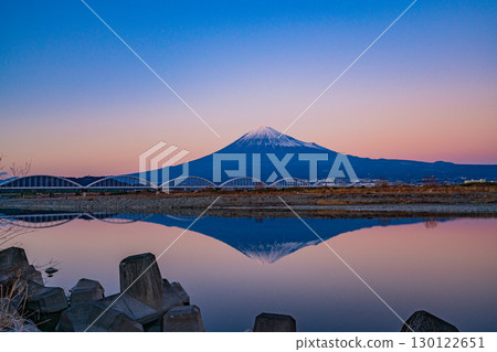 [Shizuoka Prefecture] Evening view of Mt. Fuji over the Fuji River Water Pipe Bridge 130122651