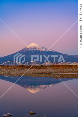 [Shizuoka Prefecture] Evening view of Mt. Fuji over the Fuji River Water Pipe Bridge 130122654