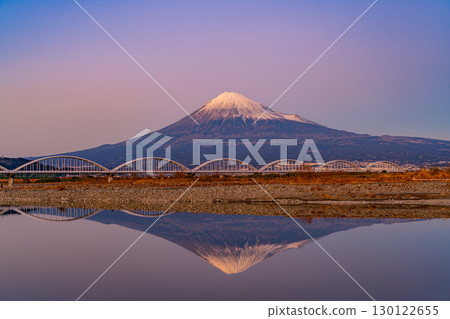 [Shizuoka Prefecture] Evening view of Mt. Fuji over the Fuji River Water Pipe Bridge 130122655