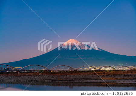 [Shizuoka Prefecture] Evening view of Mt. Fuji over the Fuji River Water Pipe Bridge 130122656
