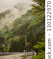 霧氣籠罩的山巒和公車 130122970