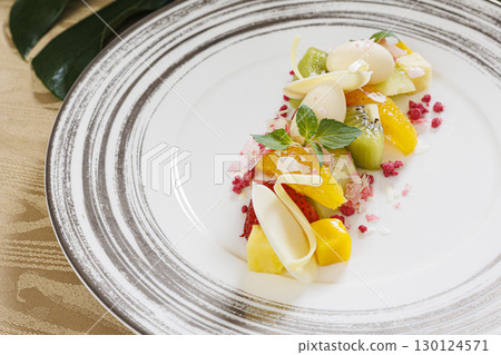 新鮮美味的水果拼盤 130124571