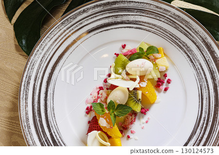 Fresh and delicious fruit platter 130124573