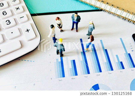 Businessmen of the organization are having a meeting in unity Businessmen of the organization are having a meeting in unity 130125168