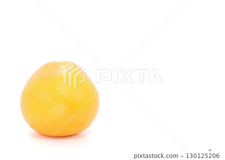 淺色背景中的整顆葡萄柚 130125206