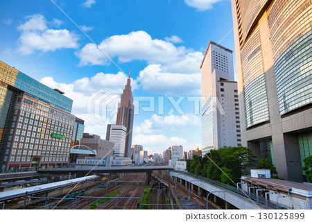從新宿巴士總站 Docomo Tower 看到的夏日天空中飄浮的雲彩 從新宿巴士總站 Docomo Tower 看到的夏日天空中飄浮的雲彩 130125899