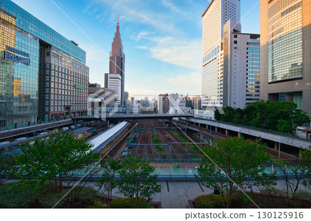 從新宿巴士總站 Docomo Tower 看到的夏日天空中飄浮的雲彩 從新宿巴士總站 Docomo Tower 看到的夏日天空中飄浮的雲彩 130125916