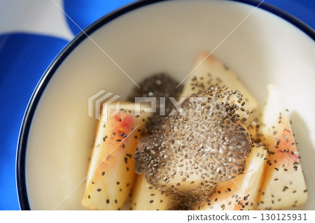 由鬆脆的奇亞籽和多汁的桃子組成的健康甜點，口感香甜，入口即化 130125931
