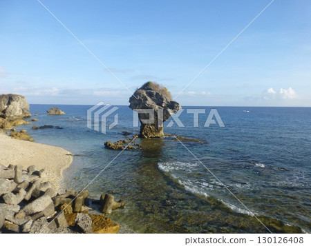 台灣屏東-05.20.2025:清晨辛獎小琉球島(琉球鎮)海岸花瓶岩、玉崎等遊客 台灣屏東-05.20.2025:清晨辛獎小琉球島(琉球鎮)海岸花瓶岩、玉崎等遊客 130126408