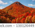 一座變成紅色葉子的山 130126449