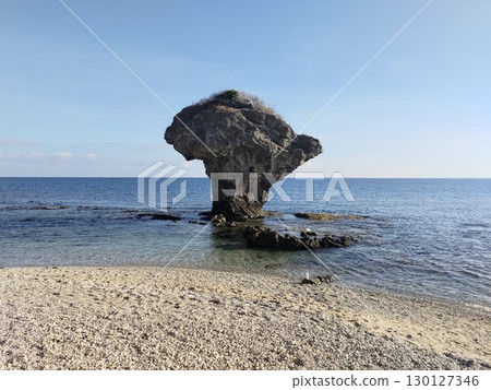 台灣屏東-05.20.2025:清晨辛獎小琉球島(琉球鎮)海岸花瓶岩、玉崎等遊客 台灣屏東-05.20.2025:清晨辛獎小琉球島(琉球鎮)海岸花瓶岩、玉崎等遊客 130127346