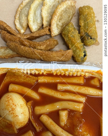 A variety of delicious Korean street food, bunsik includes snacks like tteokbokki, odeng, and hotteok, offering a flavorful mix of spicy, savory, and sweet tastes in every bite. 130129095