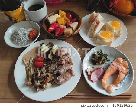 Buffet style meals An example of a buffet-style meal (buffet style, light meals) 130129626