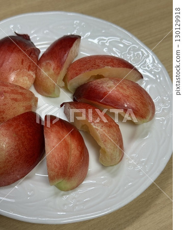 Freshly sliced apple pieces with crisp texture and natural sweetness, beautifully arranged. A healthy and refreshing snack perfect for any time of the day. Freshly sliced apple pieces with crisp texture and natural sweetness, beautifully arranged. A healthy and refreshing snack perfect for any time of the day. 130129918