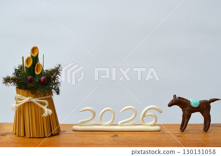 紙黏土馬和門松裝飾新年材料白色背景 130131058