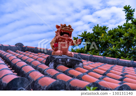風獅爺在屋頂上註視著人們 130131140