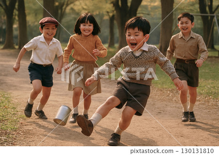 昭和時代的場景:孩子玩踢罐子的遊戲 昭和時代的場景:孩子玩踢罐子的遊戲 130131810