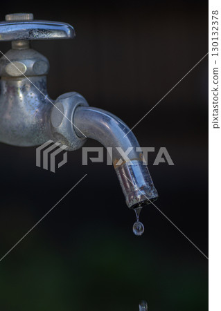 水滴從水龍頭落下 水滴從水龍頭落下 130132378