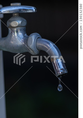 水滴從水龍頭落下 水滴從水龍頭落下 130132380