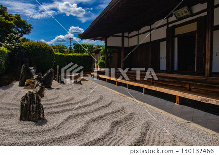 [Kyoto Scenery] Zuihoin Temple: The dynamic dry landscape garden "Dokuza-tei" 130132466