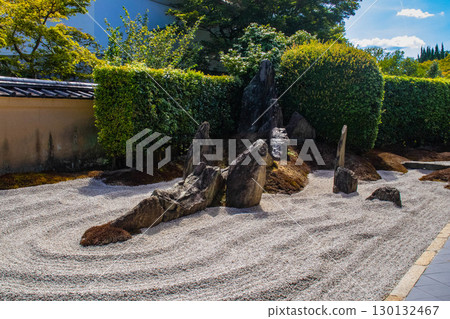 [Kyoto Scenery] Zuihoin Temple: The dynamic dry landscape garden "Dokuza-tei" 130132467