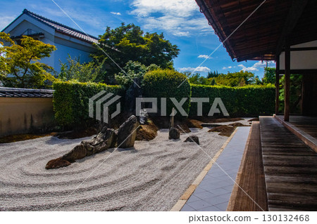 [Kyoto Scenery] Zuihoin Temple: The dynamic dry landscape garden "Dokuza-tei" 130132468