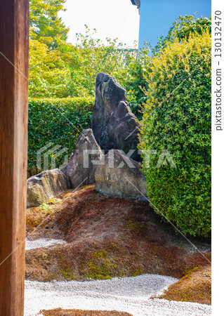 [Kyoto Scenery] Zuihoin Temple: The dynamic dry landscape garden "Dokuza-tei" 130132470