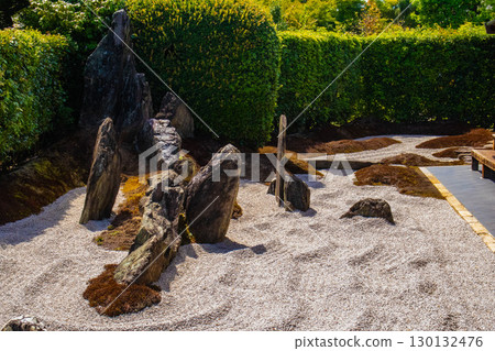 [Kyoto Scenery] Zuihoin Temple: The dynamic dry landscape garden "Dokuza-tei" 130132476