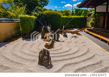 [Kyoto Scenery] Zuihoin Temple: The dynamic dry landscape garden "Dokuza-tei" 130132477